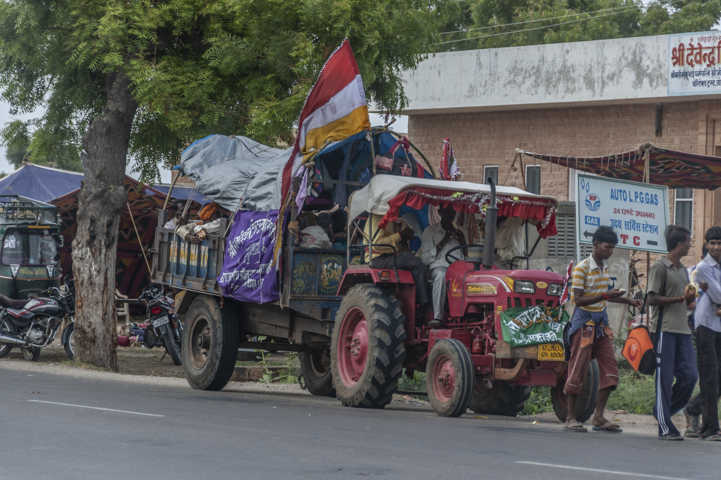 95 - India - tractor con gente